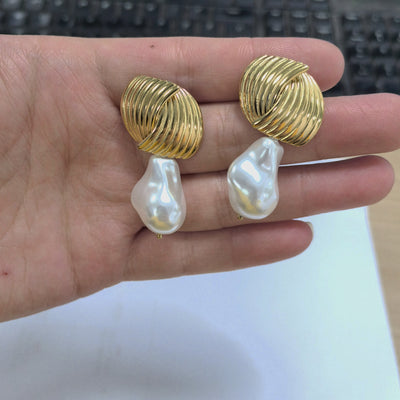 Striped texture interlaced pearl earring