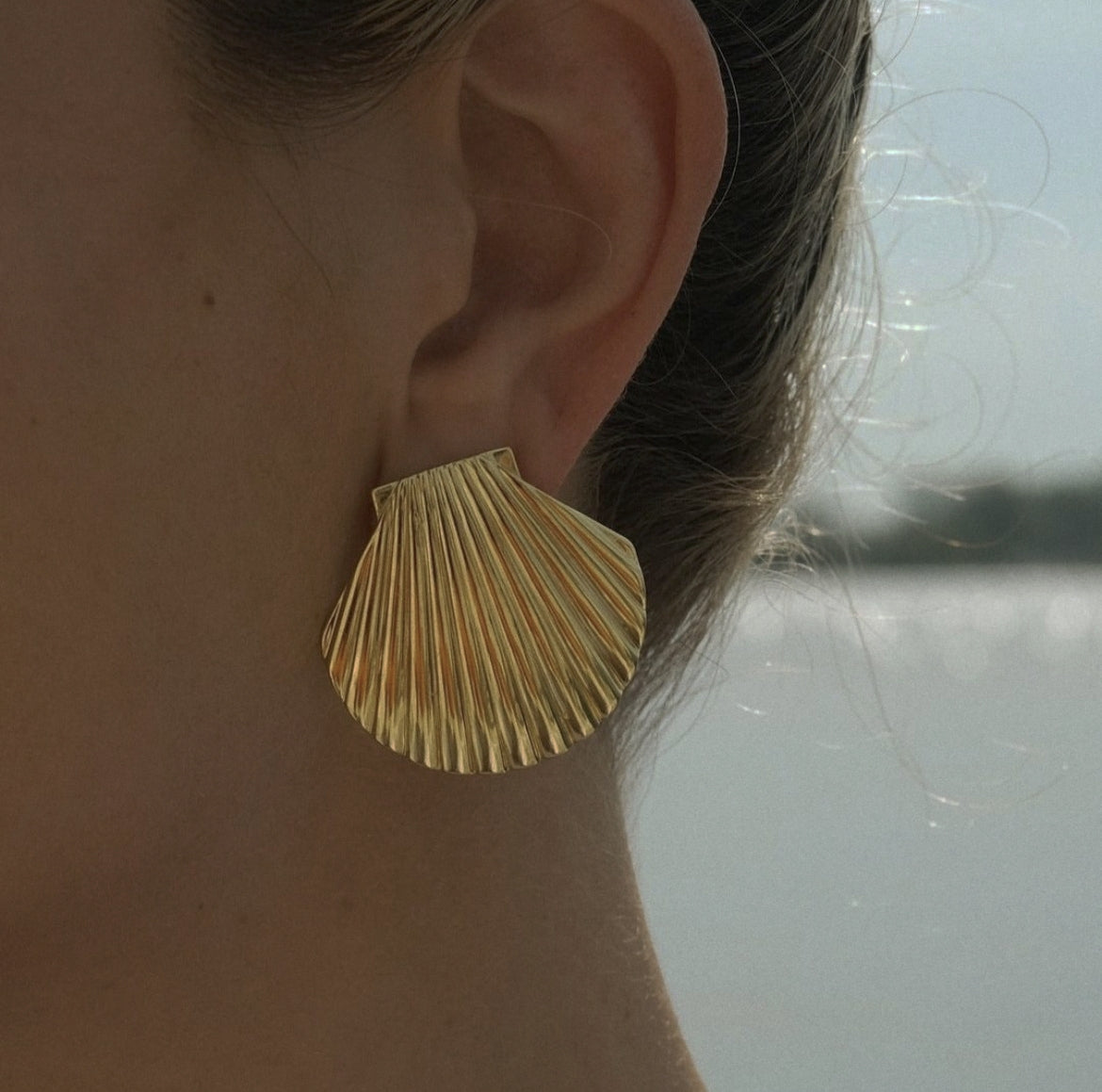 Fashion shell earring