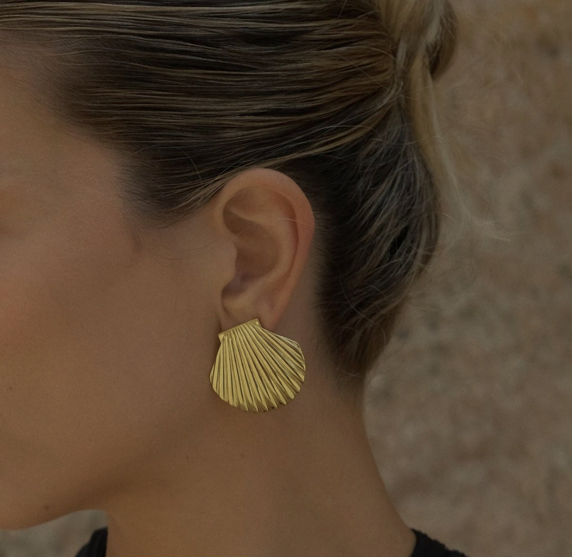 Fashion shell earring