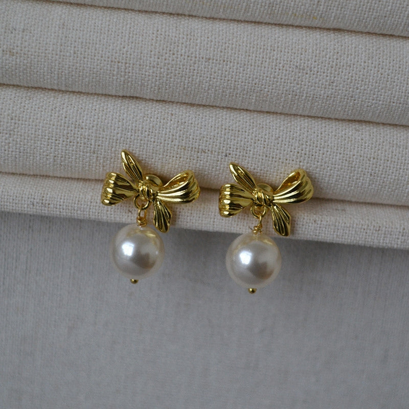 Irregular bow pearl earring