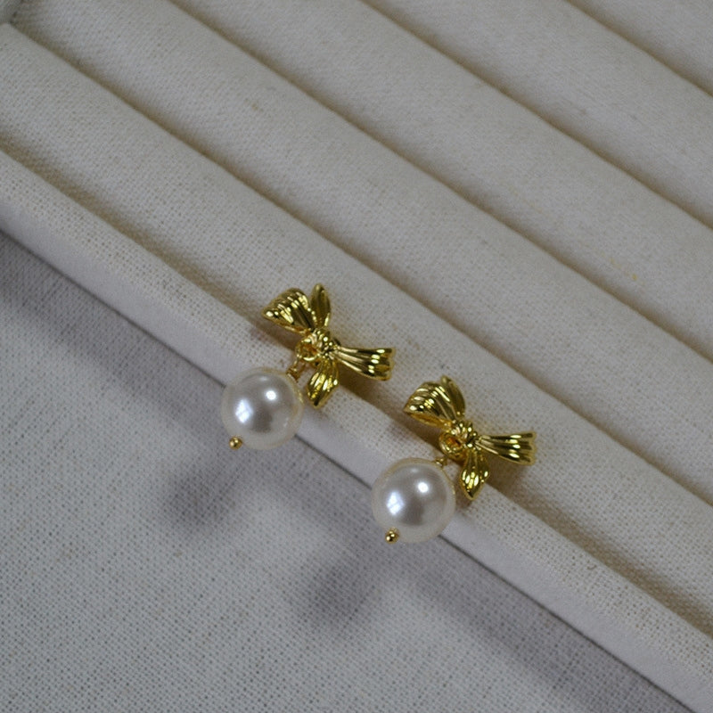 Irregular bow pearl earring