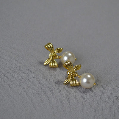 Irregular bow pearl earring