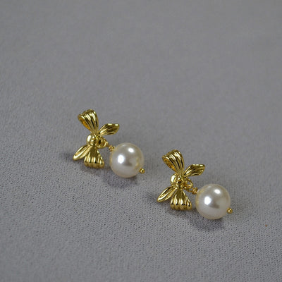 Irregular bow pearl earring